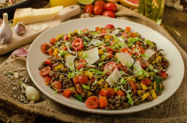 Sıcak salata ve mercimek, biyo sağlıklı