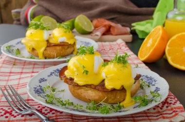 Yumurta benedict, jambon hollandaise ile