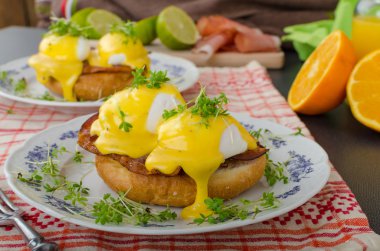 Yumurta benedict, jambon hollandaise ile