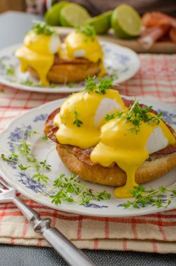 Yumurta benedict, jambon hollandaise ile