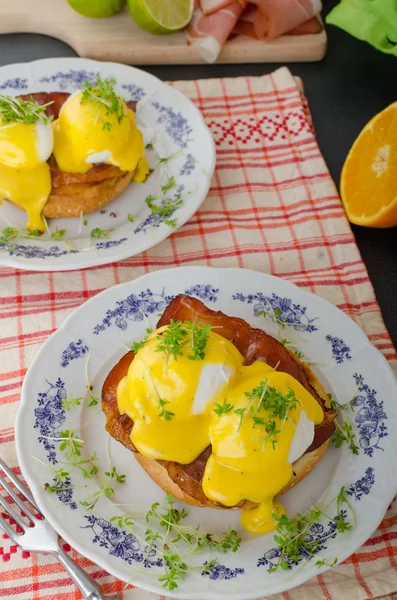 Eggs benedict, prosciutto met hollandaise — Stockfoto