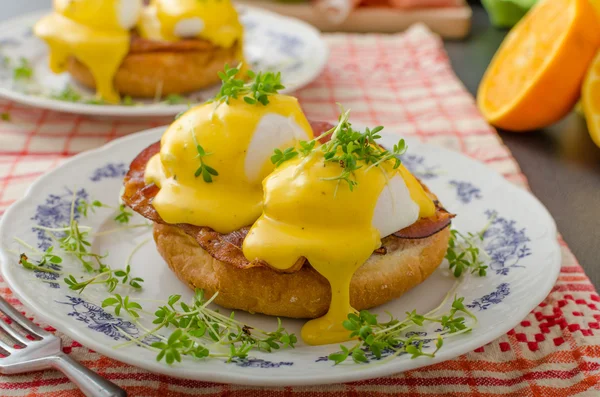ไข่ Benedict, prosciutto กับ Hollandaise — ภาพถ่ายสต็อก