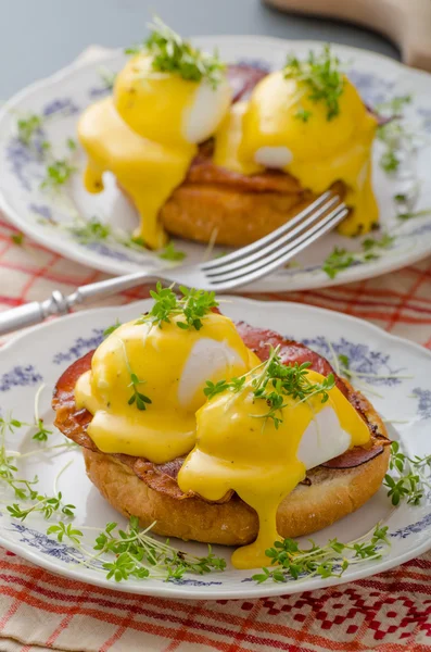 Eggs benedict, prosciutto with hollandaise — Stock Photo, Image