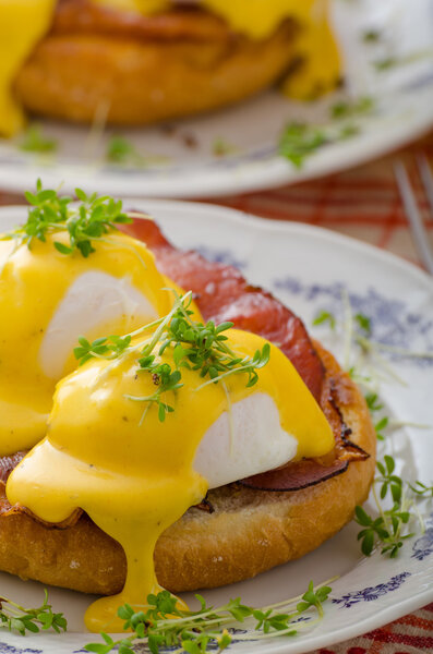 Яйца бенедикт, прошутто с голландским соусом

