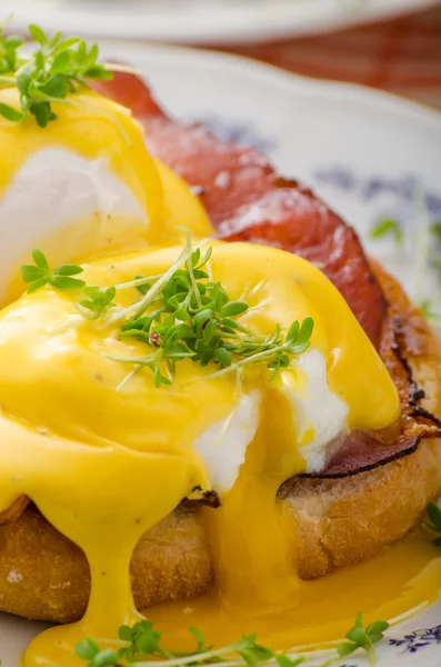 Αυγά benedict, προσούτο με hollandaise — Φωτογραφία Αρχείου