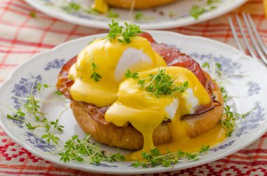 Yumurta benedict, jambon hollandaise ile