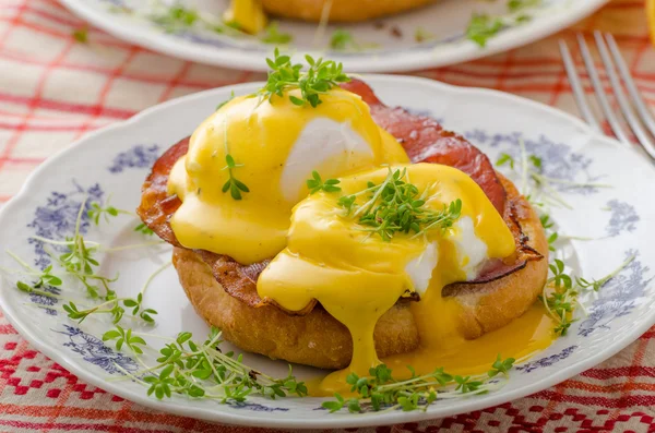 Eggs benedict, prosciutto with hollandaise — Stock Photo, Image