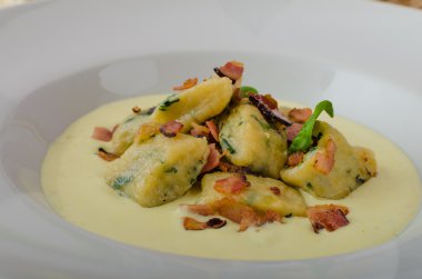 Pastırma ile tepesinde parmesan soslu ıspanak gnocchi