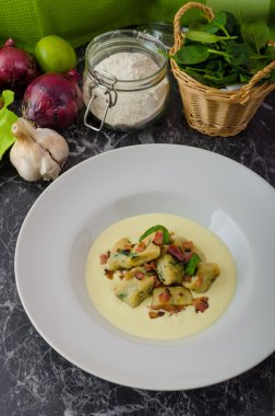 Pastırma ile tepesinde parmesan soslu ıspanak gnocchi