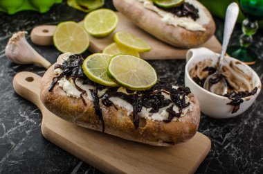 Helthy ekmek peynir ve karamelize soğan ile