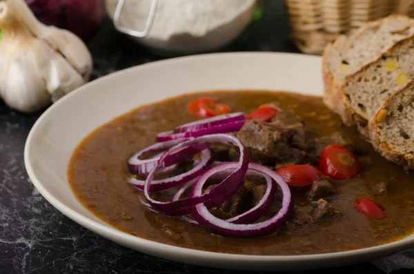 Ursprungliga tjeckiska nötkött gulasch — Stockfoto