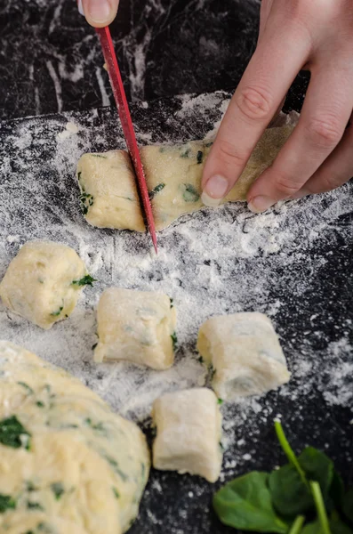 Att göra av hemlagad spenat gnocchi — Stockfoto