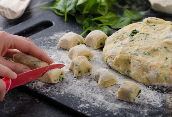 Maken van zelfgemaakte spinazie gnocchi — Stockfoto