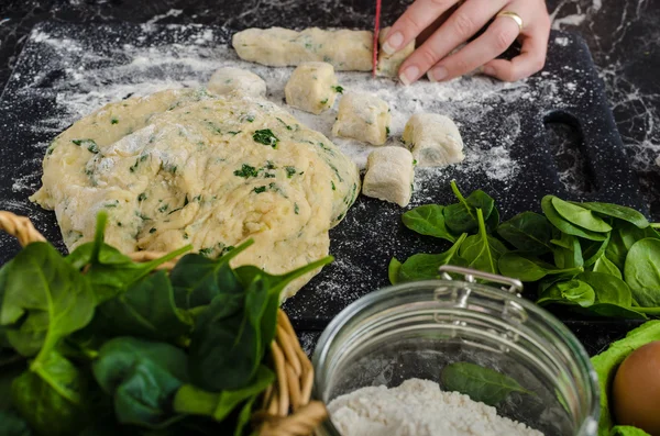 Maken van zelfgemaakte spinazie gnocchi — Stockfoto