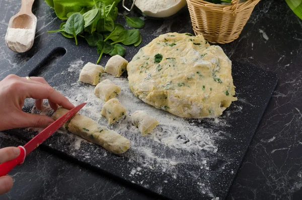 Making of homemade spinach gnocchi — Stock Photo, Image