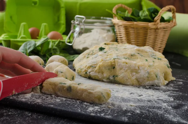 Maken van zelfgemaakte spinazie gnocchi — Stockfoto