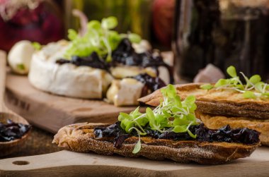 Brie peyniri ile ekmek ve soğan karamelize