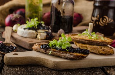 Brie peyniri ile ekmek ve soğan karamelize