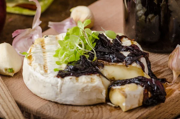 Toasted bread with brie cheese and caramelized onions — Stock Photo, Image