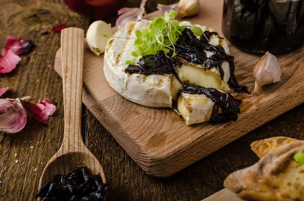 Поджаренный хлеб с сыром бри и карамельным луком — стоковое фото