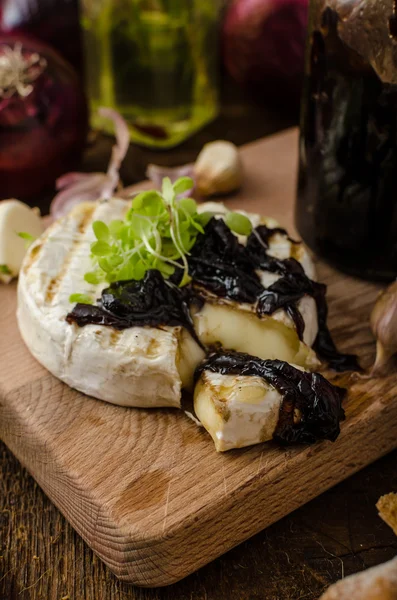 Toasted bread with brie cheese and caramelized onions — Stock Photo, Image