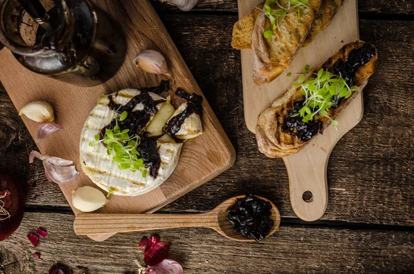 Brie peyniri ile ekmek ve soğan karamelize — Stok fotoğraf