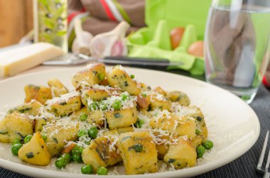 Ev yapımı Gnocchi bezelye ve Parmesan ile