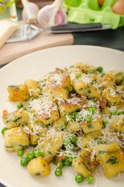 Ev yapımı Gnocchi bezelye ve Parmesan ile