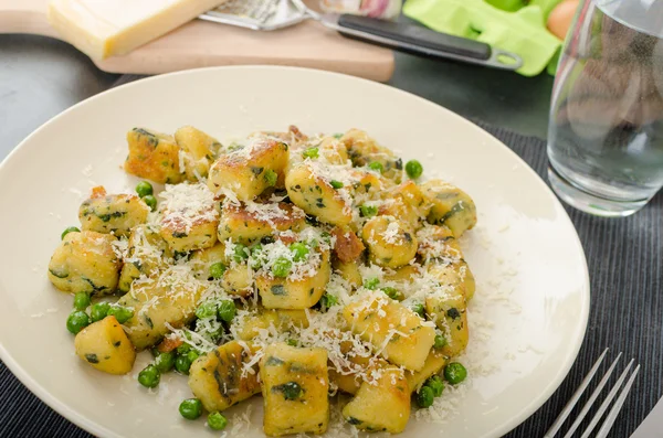 Nhoque caseiro com ervilhas e parmesão — Fotografia de Stock