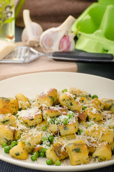 Homemade Gnocchi with Peas and Parmesan — Stock Photo, Image