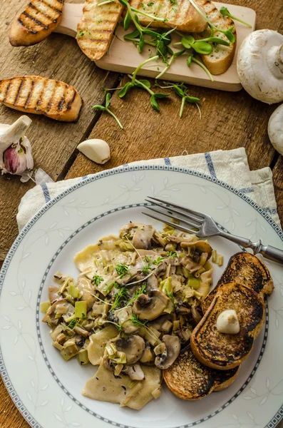 Champiñones, Puerro y Pasta de Estragón — Foto de Stock