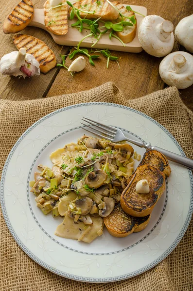 Champiñones, Puerro y Pasta de Estragón — Foto de Stock