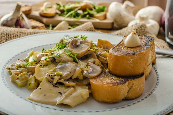 Houby, pórek a estragon těstoviny — Stock fotografie