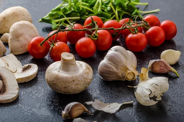 Bio garlic, spices and wild mushrooms from the home garden — Stock Photo, Image