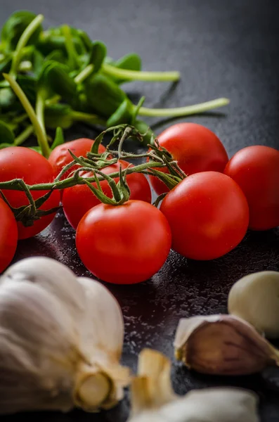 Bio knoflook, specerijen en wilde paddestoelen van het huis Tuin — Stockfoto