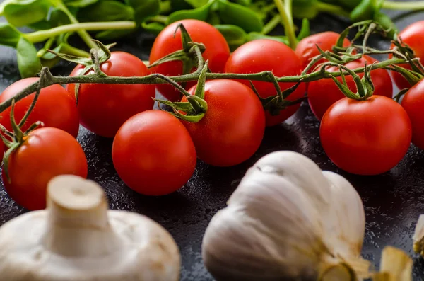 Bio knoflook, specerijen en wilde paddestoelen van het huis Tuin — Stockfoto