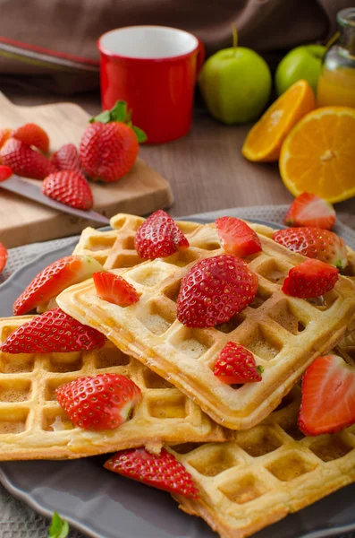 Homemade waffles with maple syrup and strawberries — Stock Photo, Image