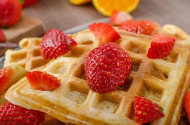 Akçaağaç şurubu ve çilek ile ev yapımı gözleme