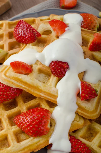 Homemade waffles with maple syrup and strawberries — Stock Photo, Image