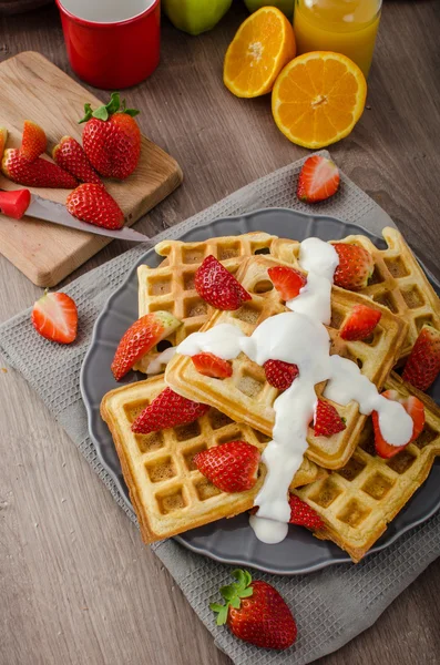 Homemade waffles with maple syrup and strawberries — Stock Photo, Image