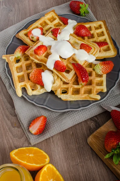 Homemade waffles with maple syrup and strawberries — Stock Photo, Image