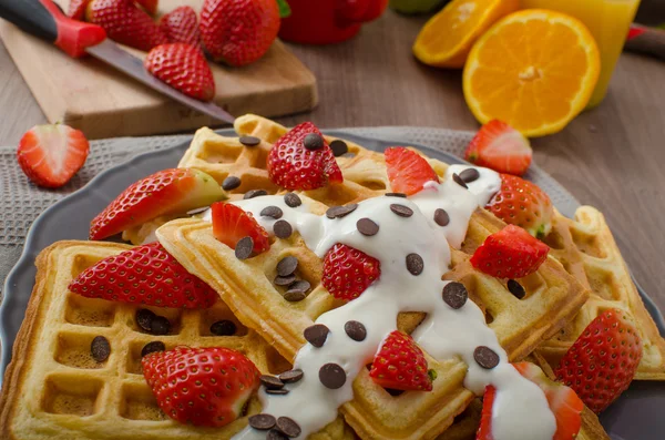 Homemade waffles with maple syrup and strawberries — Stock Photo, Image