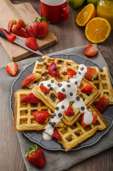 Gofres caseros con jarabe de arce y fresas — Foto de Stock