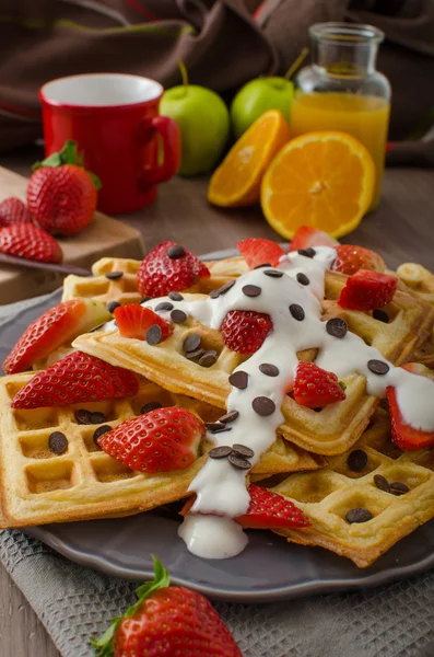 Waffles caseiros com xarope de bordo e morangos — Fotografia de Stock