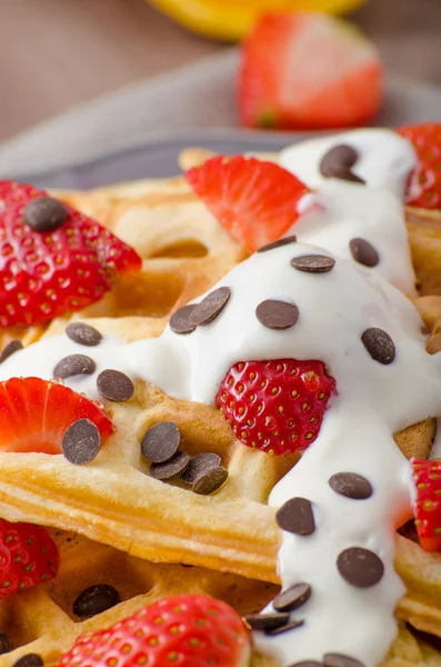 Hausgemachte Waffeln mit Ahornsirup und Erdbeeren — Stockfoto