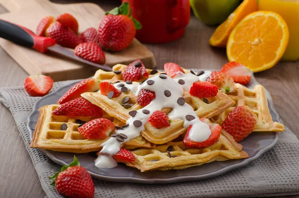 Homemade waffles with maple syrup and strawberries — Stock Photo, Image