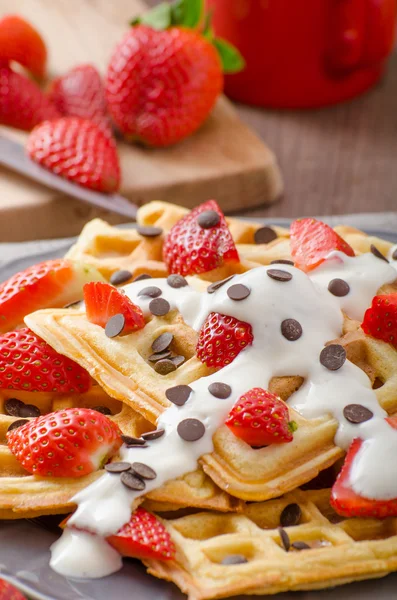 Homemade waffles with maple syrup and strawberries — Stock Photo, Image