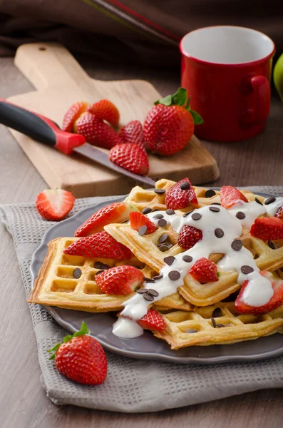 Homemade waffles with maple syrup and strawberries — Stock Photo, Image