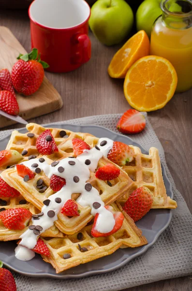 Homemade waffles with maple syrup and strawberries — Stock Photo, Image