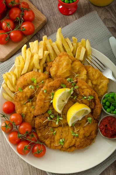 Schnitzel, papas fritas y ensalada de microverduras —  Fotos de Stock